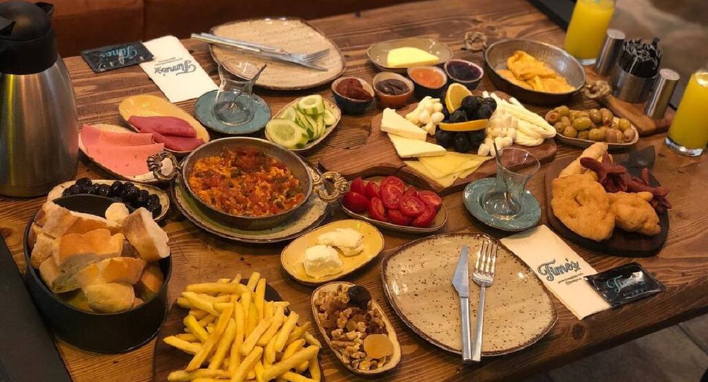 Serpme Kahvalti Shato Steakhouse Istanbul Yildirim Bayrampasa Calisma Saatleri 10 00 23 00 Kahvalti Servis Saatleri 10 0 Yemek Yemek Sunumu Kahvalti